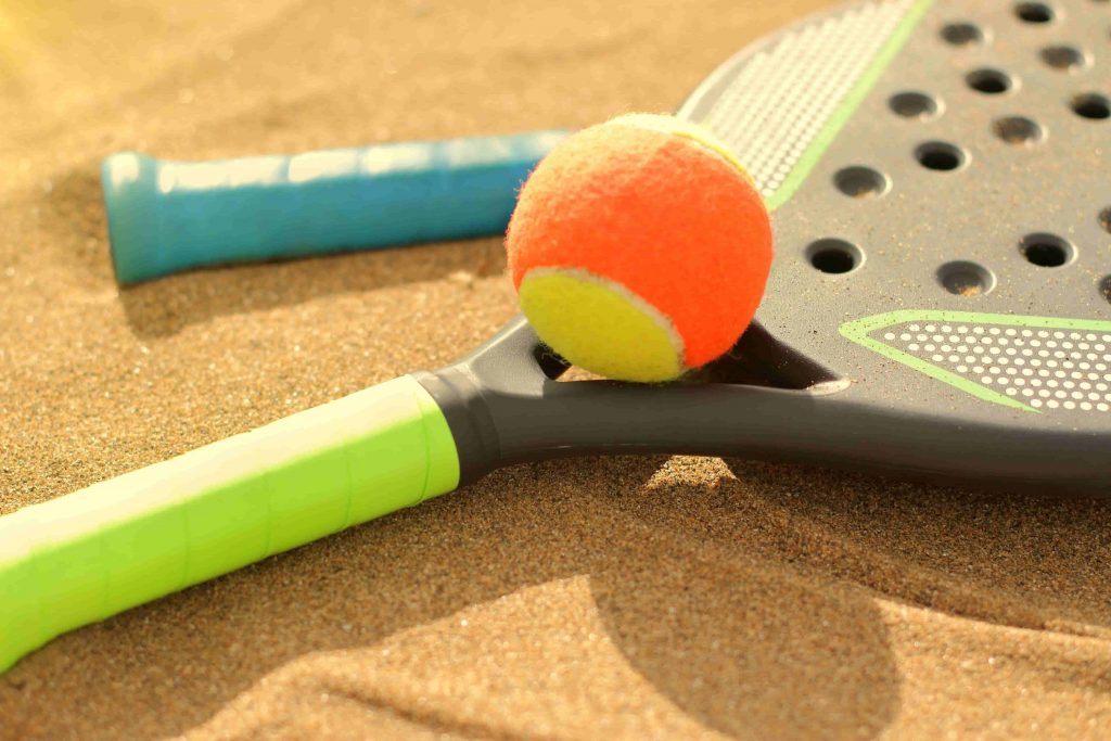 raquete beach tenis e bola na areia