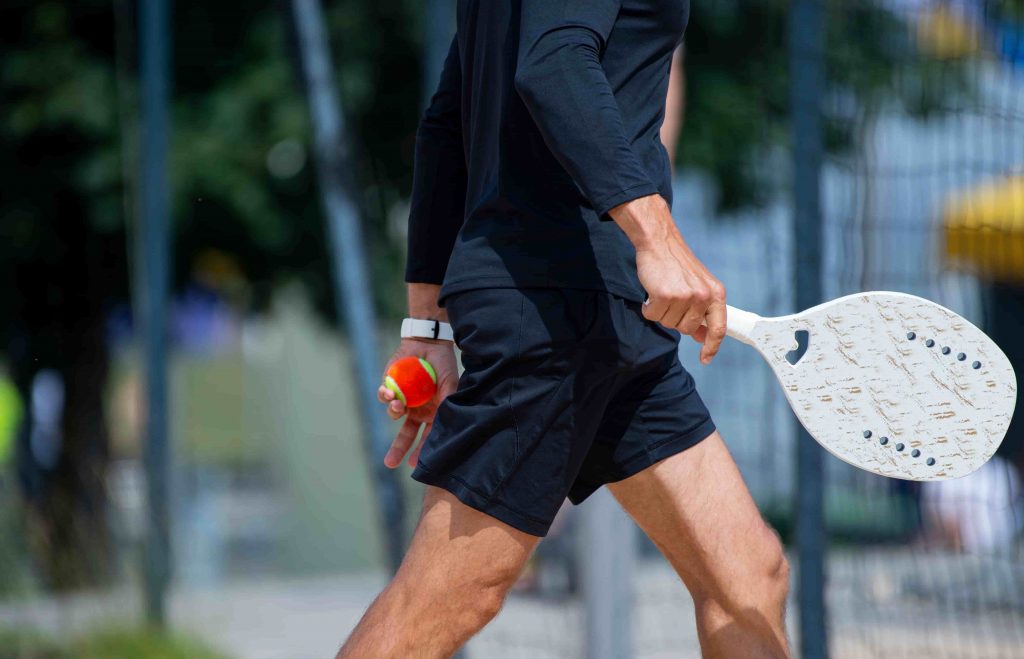 homem indo para jogo de beach tennis