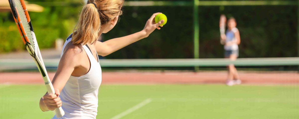 jogadora de tenis em quadra segurando a bola