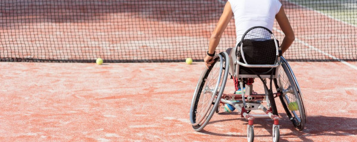 mulher-com-deficiencia-jogando-tenis