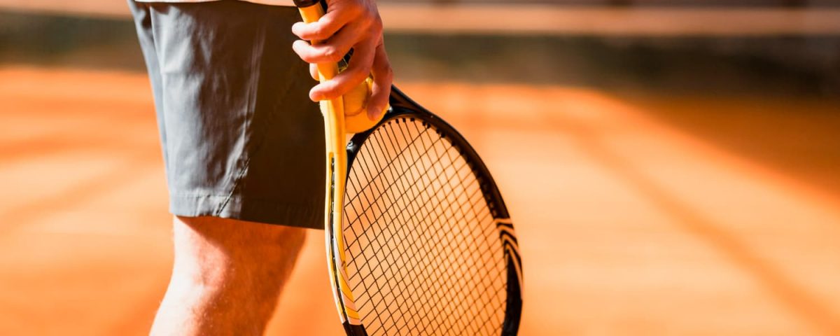jogador de tênis com raquete na mão
